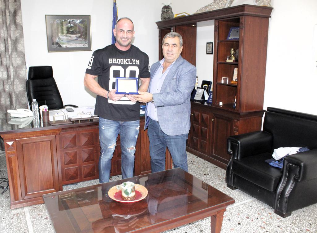 Ο πρωταθλητής Ελλάδας στο Bodybuilding Αθανάσιος Καραμάνος στο Δήμαρχο Πύλης Κώστα Μαράβα